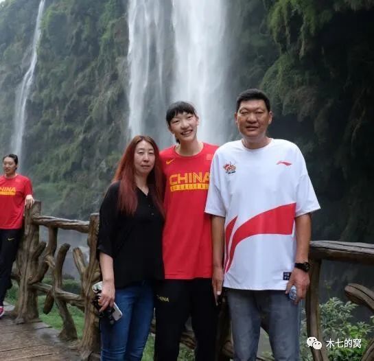女主角佩内洛普·克鲁兹与二位型男欧文·威尔逊和本·斯蒂勒亮相红毯,克鲁兹身穿绿裙十分妖娆惹眼。