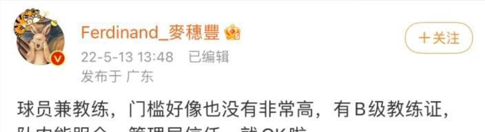 为了迎接即将到来的情人节,台上的女演员分别向男演员们送上神秘礼物。